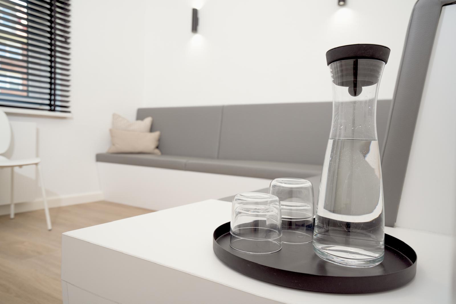 Wartebereich Detail mit Wasserkaraffe